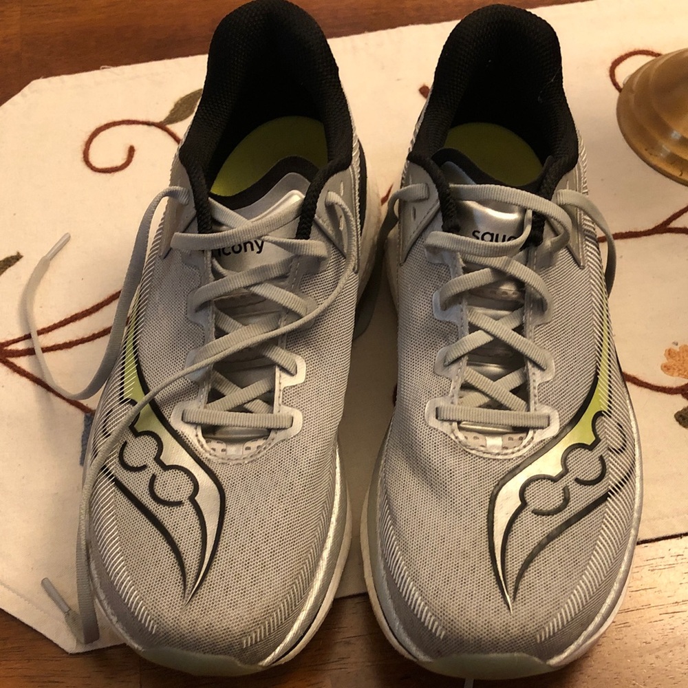Saucony Men’s Azura Endorphin with Speed roll tech athletic shoes